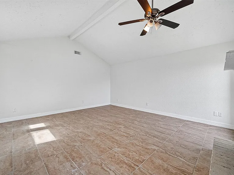 2223 Courtney Ct — Photo 4
