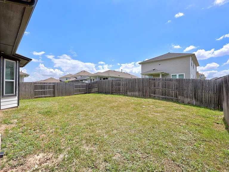 213 Graver St — Photo 32
