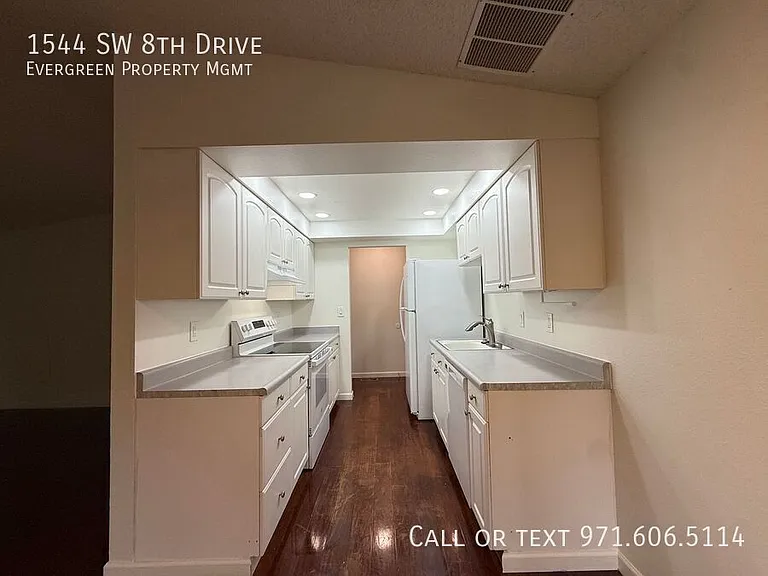 1544 SW 8th Dr — Photo 9