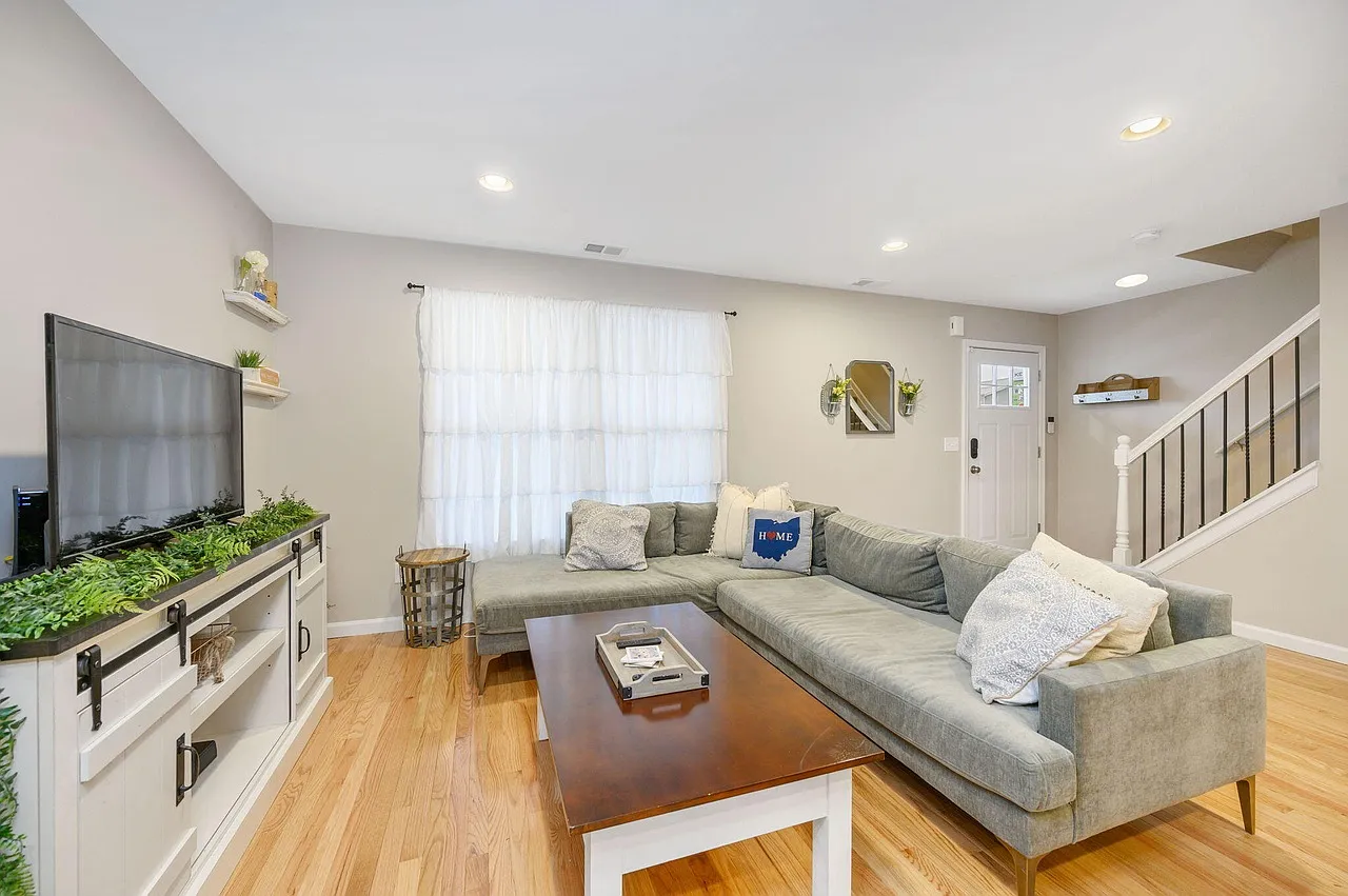 3325 Latonia Ave — Photo 3