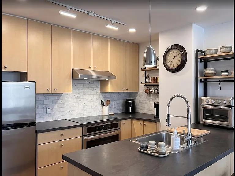 1300 Granville St #8 — Photo 4