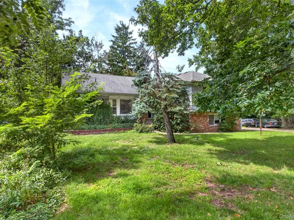 18 Pinewood Road, Manhasset, NY 11030
