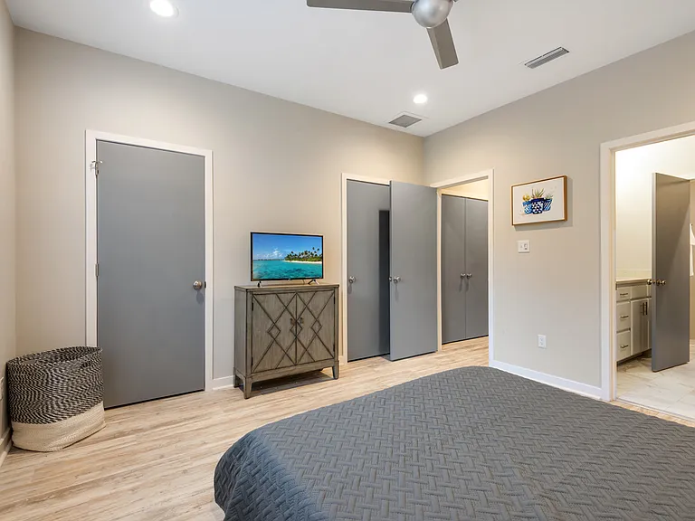 823 N Bronough St — Photo 15