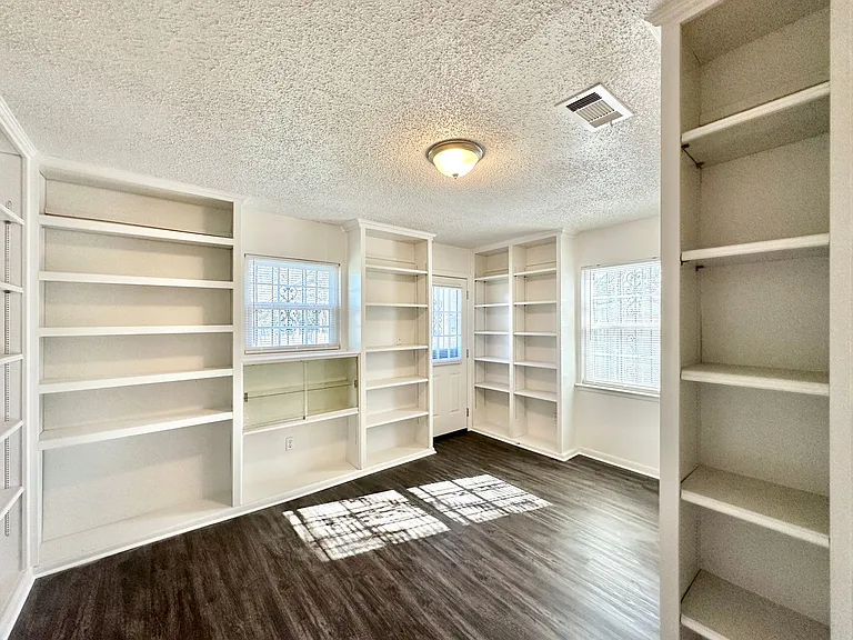 1501 Farhills Dr — Photo 38