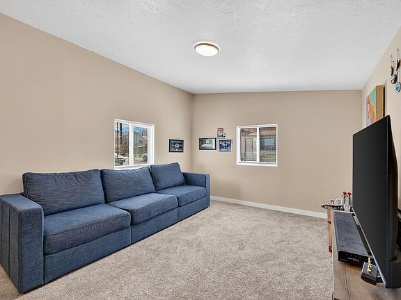3rd image of 636 W 4th Ave