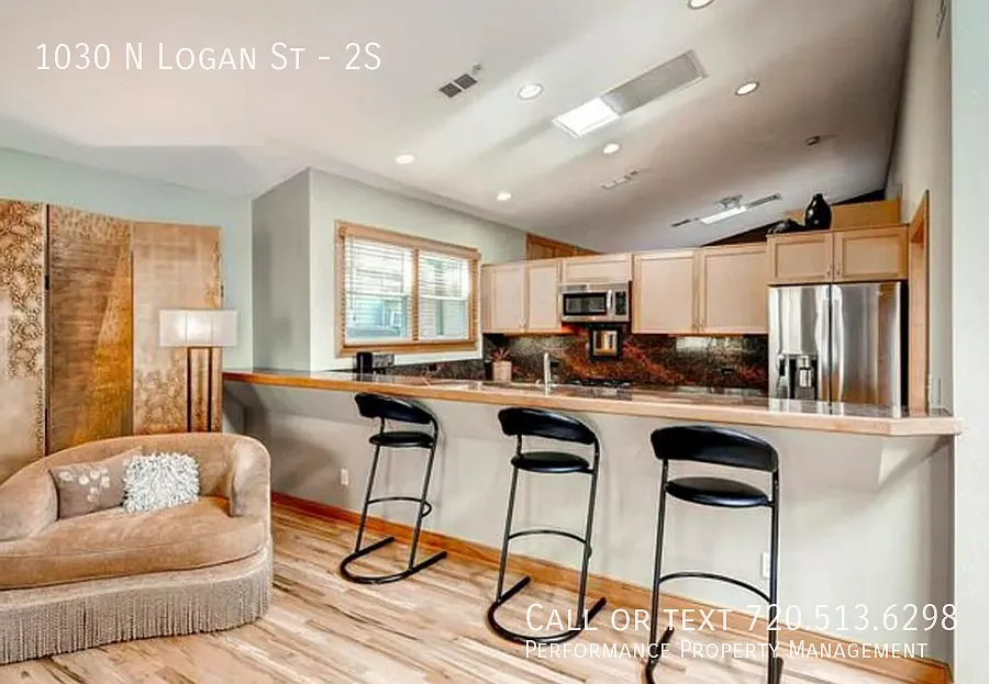 Spacious Condo With Expansive Deck And Parking Garage In Historic Denver Building - Utilities Inc... — Photo 4
