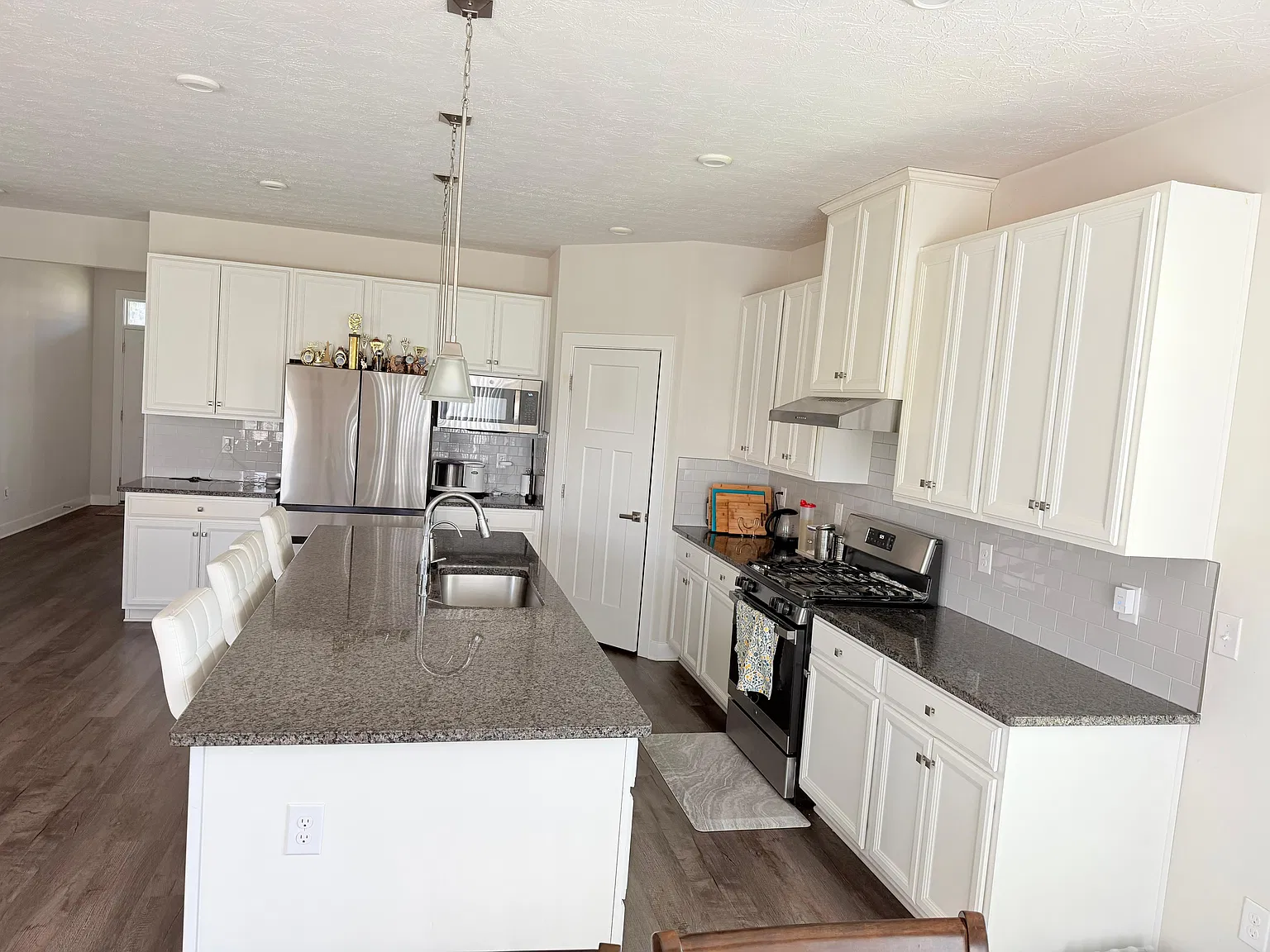 5 bed, 3210 sqft, $3,999 — Photo 4