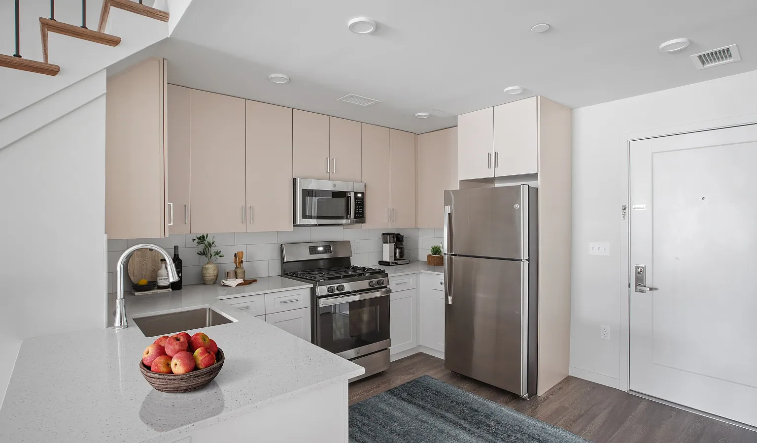 1 bed, 730 sqft, $2,463 — Photo 2