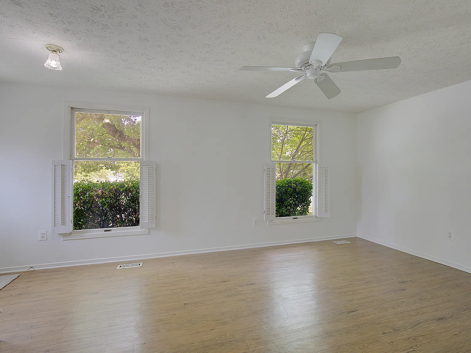 3 bed, 1.5 bath, 1218 sqft, $2,900 — Photo 2