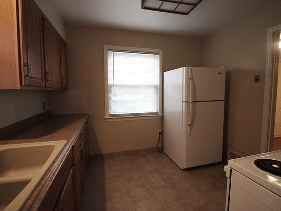 4th image of 421 Van Buren Ave