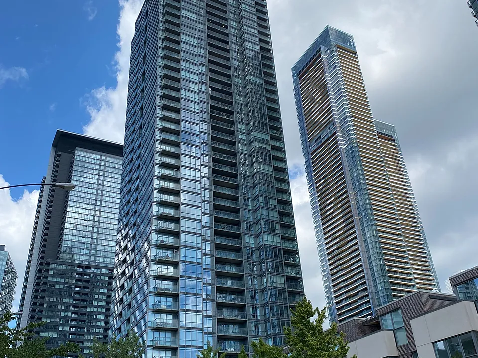 15 Fort York Blvd #1912