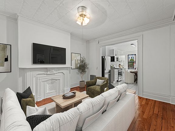 4th image of 163 Bedford Ave #2