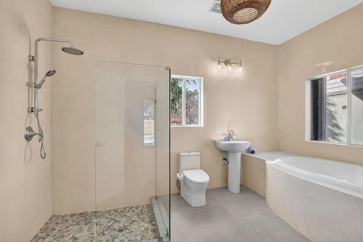 4 bed, 2.0 bath, 1844 sqft, $6,200 — Photo 4