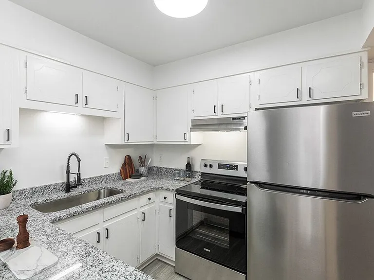 2526 Sharondale Dr — Photo 5