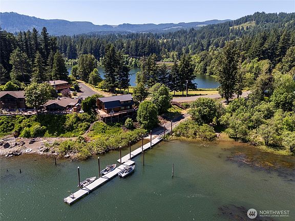 4th image of 632 Skamania Landing Road