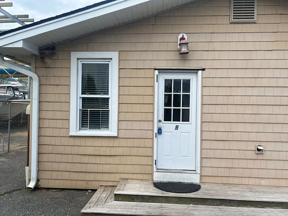 24 Bay Ave