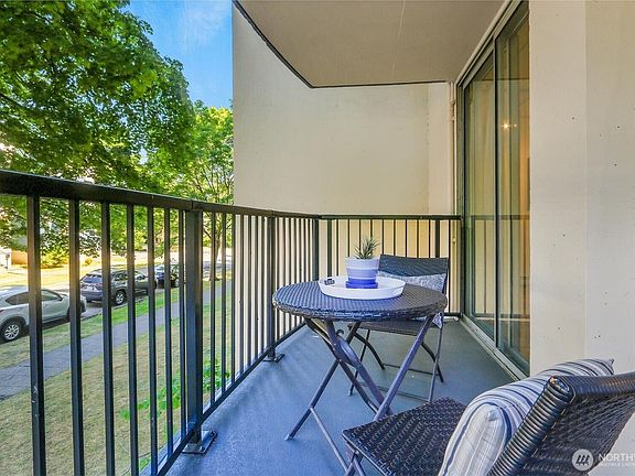 4th image of 4540 8th Ave NE APT 202