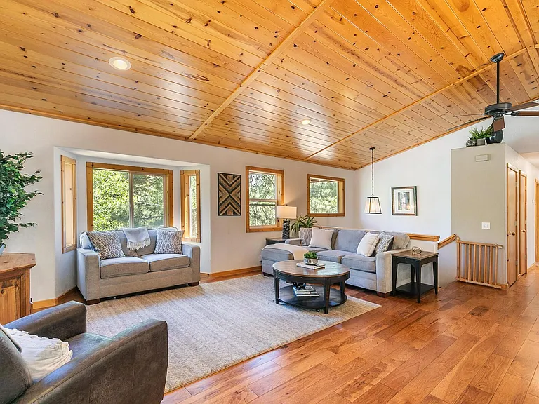 10410 The Strand — Photo 8