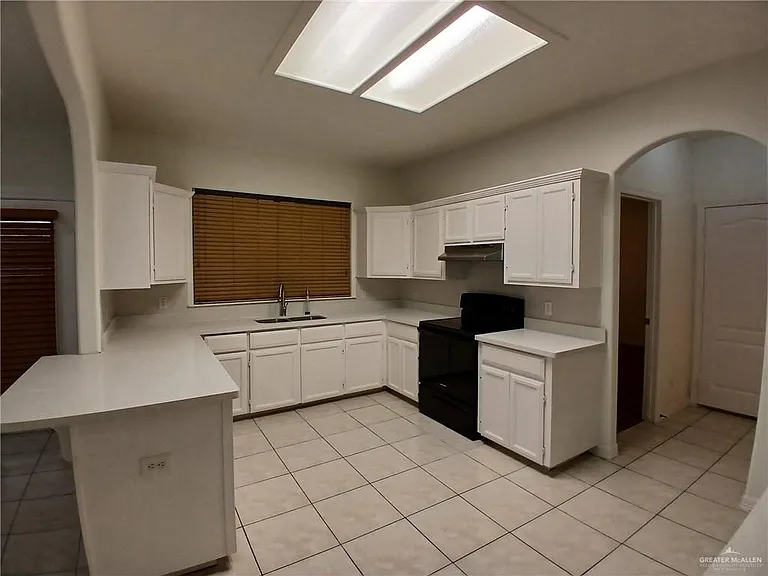 128 San Jacinto St — Photo 5