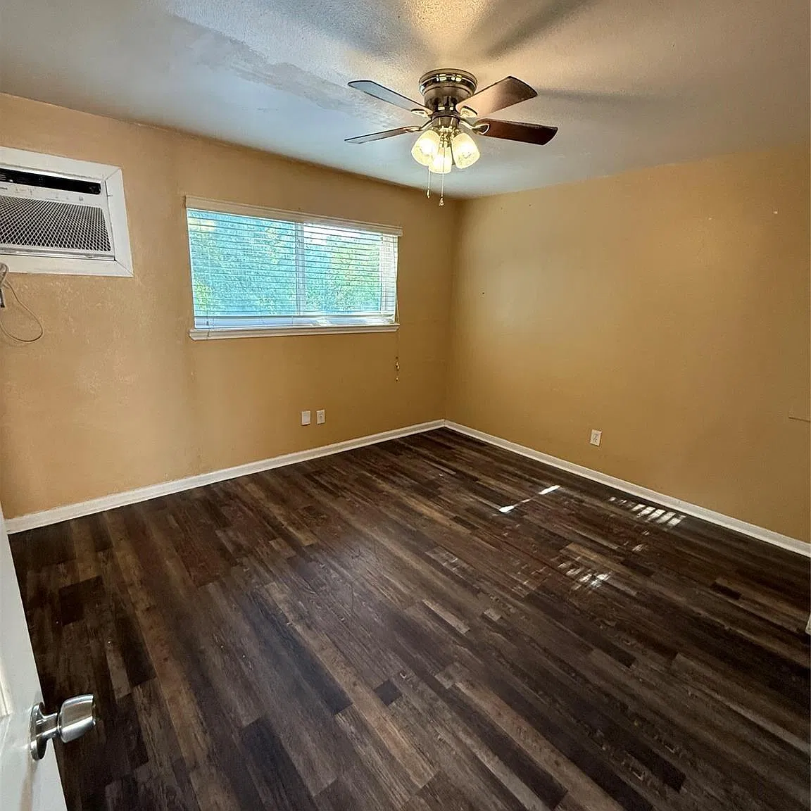 6518 Sloan St — Photo 1