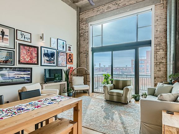3rd image of 2545 S Dearborn St APT 318