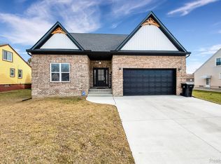 1097 8th St, Wyandotte, MI 48192