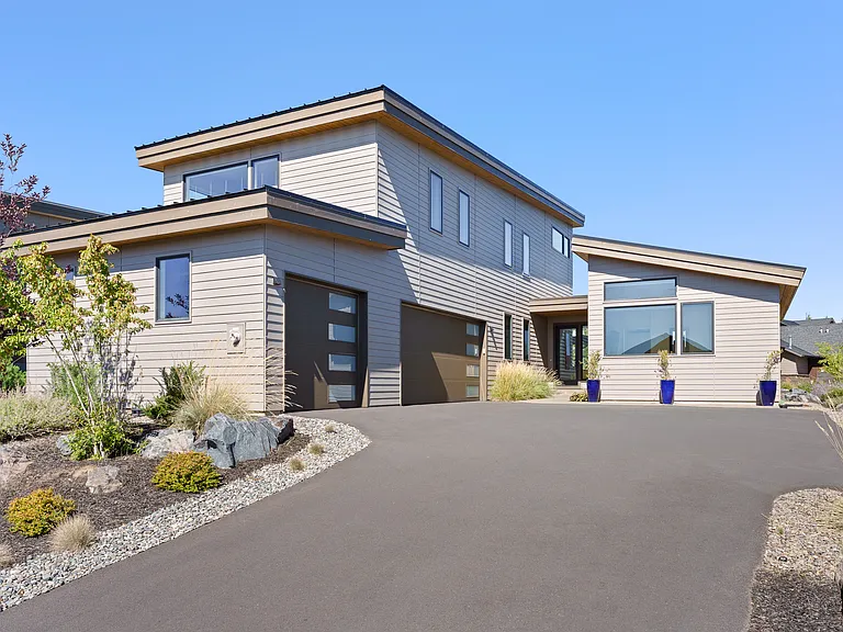 19142 Gateway Loop — Photo 1