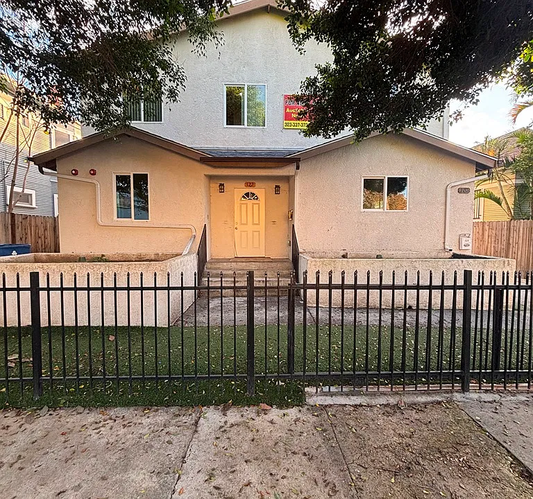 120 E 24th St