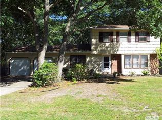 32 Rolling Hills Dr, Ridge, NY 11961