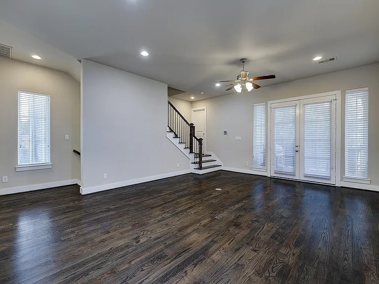 2724 Freund St — Photo 12