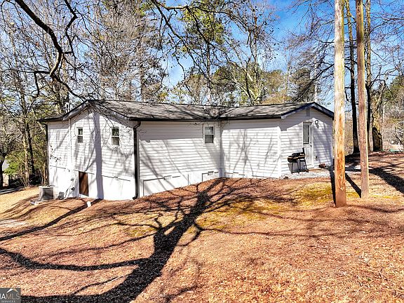 5th image of 321 Pine Ave