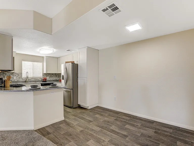 La Villa Estates Apartments — Photo 10