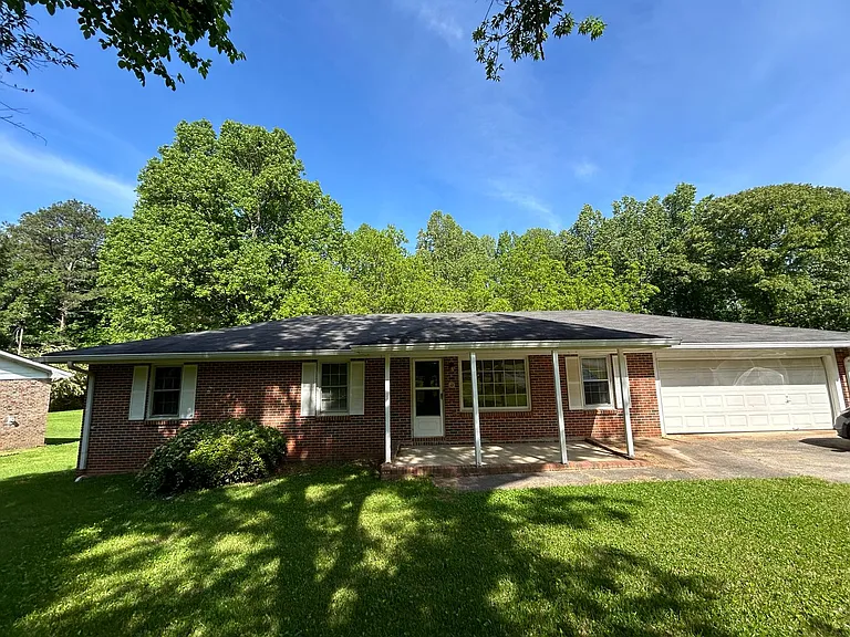 33 Lynhaven Dr — Photo 2