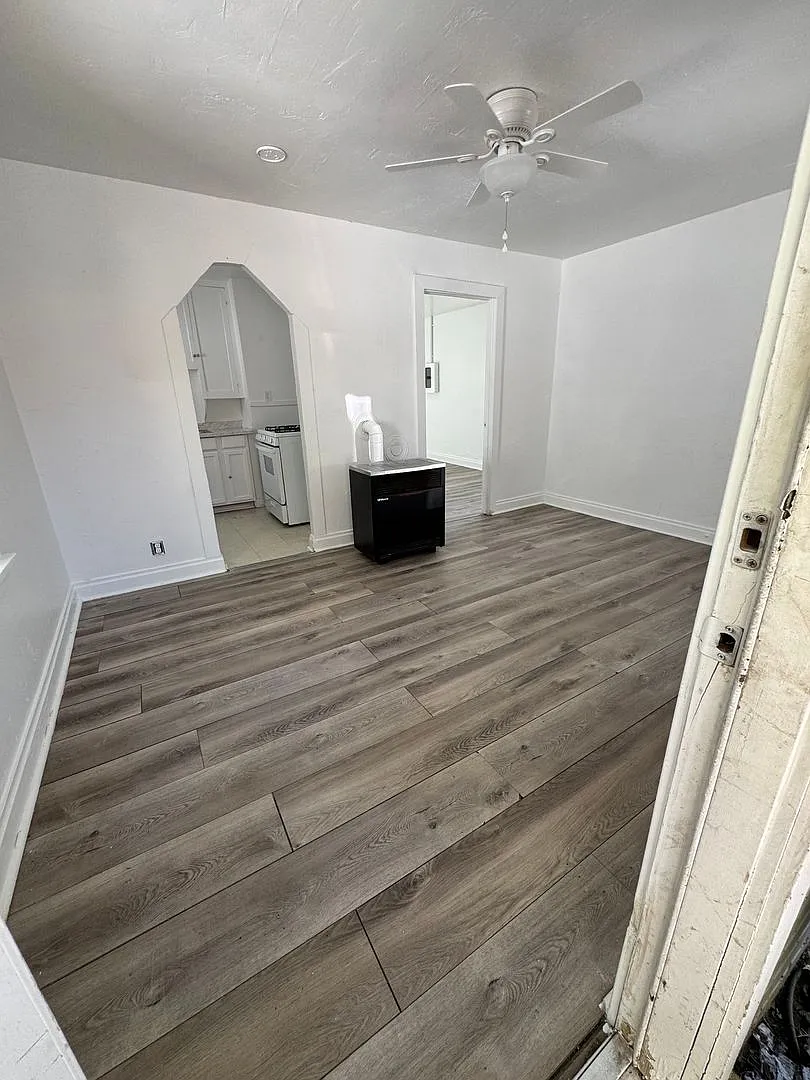 Adams 3211 — Photo 2