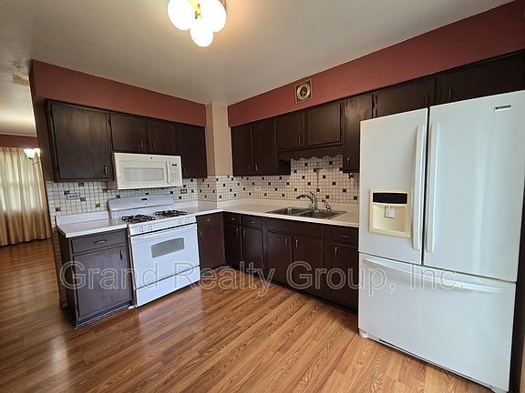 3rd image of 531 Evergreen Ct