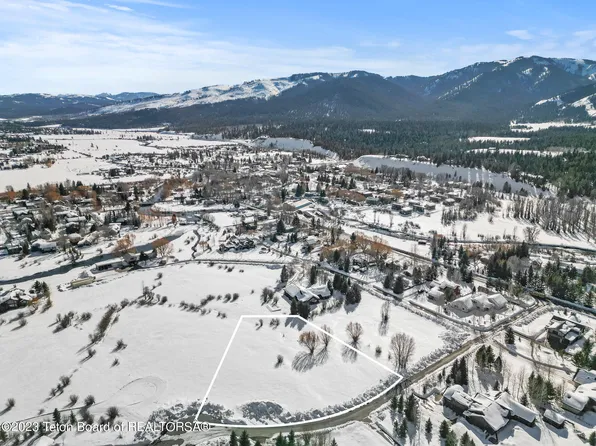 5370 W Fallen Pine Dr, Wilson, WY 83014