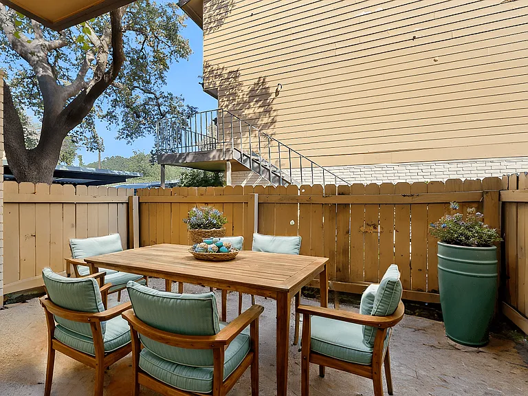 Regal Court Apartments — Photo 33