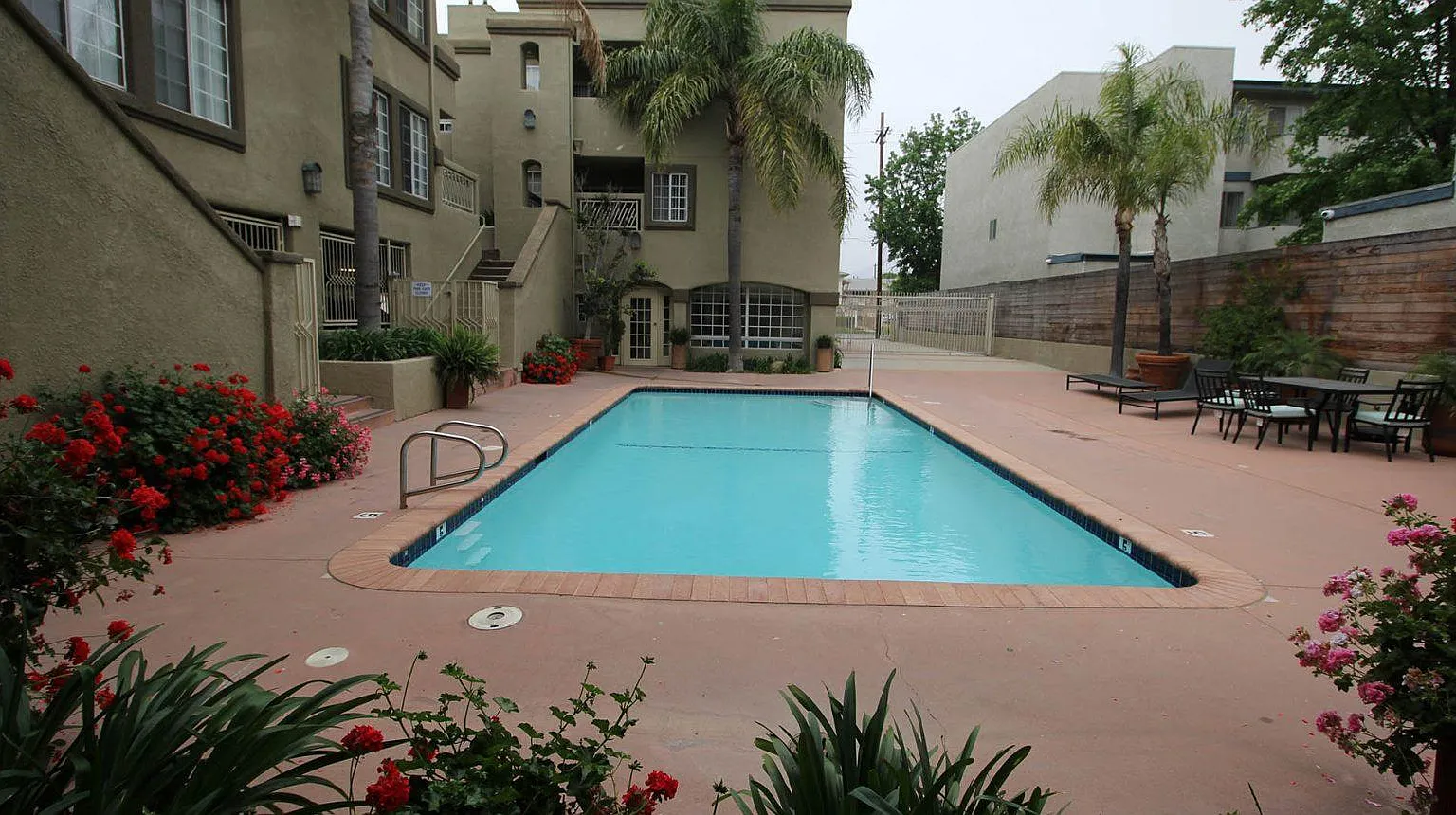 Canoga Luxury Apartments — Photo 3