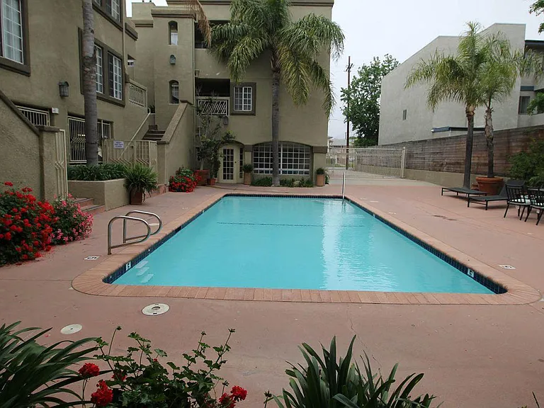 Canoga Luxury Apartments — Photo 3
