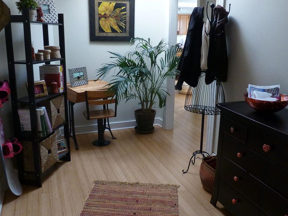 this is the first room you enter. makes nice office! notice the skylight
