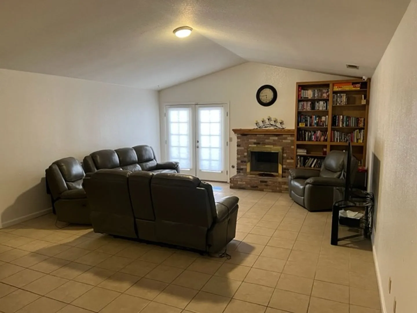 Nice 5 bedroom home with a large garage. — Photo 4