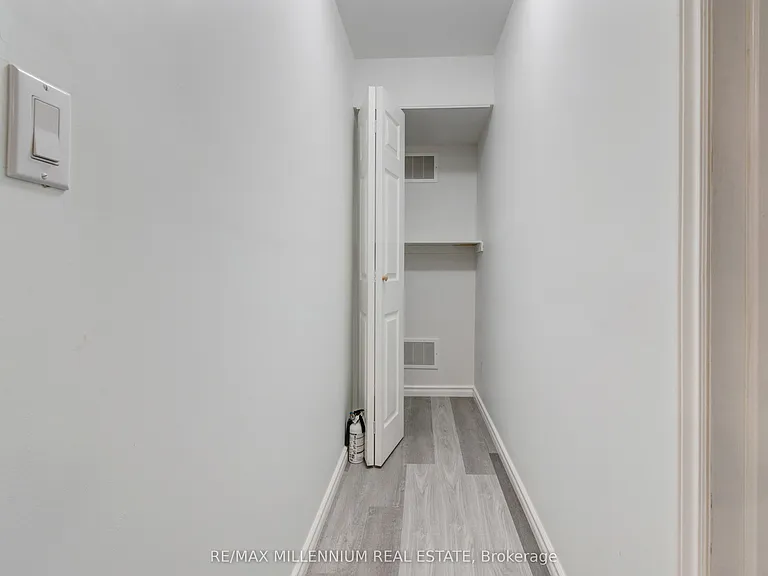 481 Bessborough Dr — Photo 32