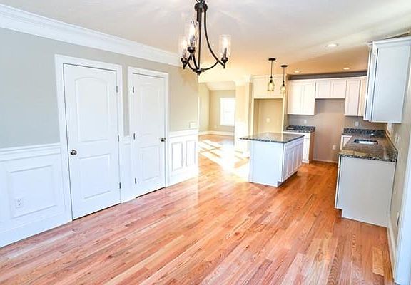 3rd image of 4 White Pine Dr