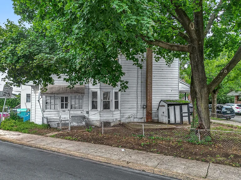 958 Queen St — Photo 7