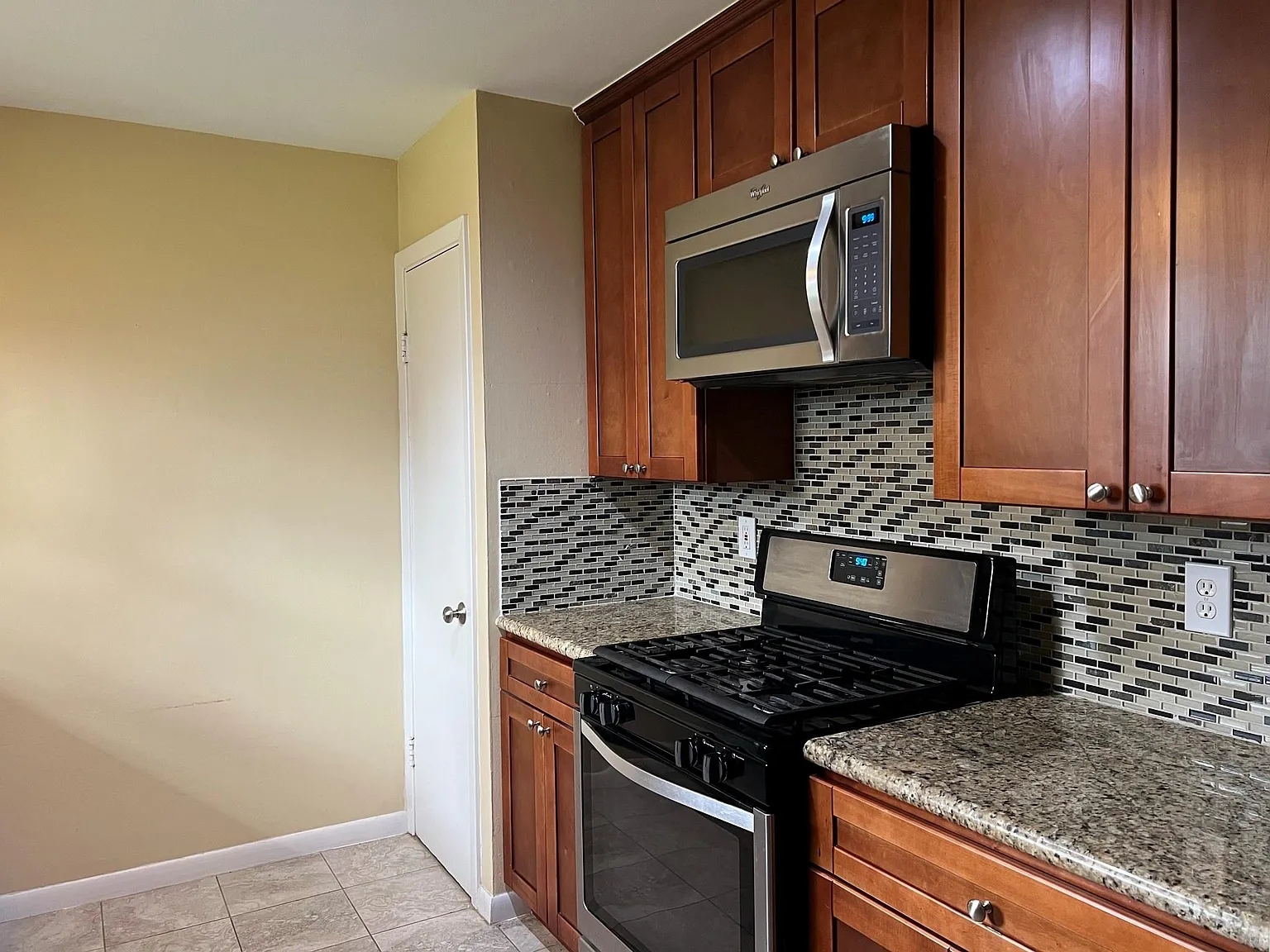3 bed, 2.0 bath, 1619 sqft, $2,000 — Photo 3