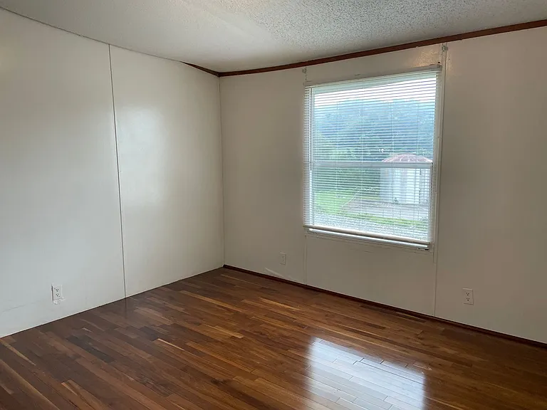 102 Shelby St — Photo 10