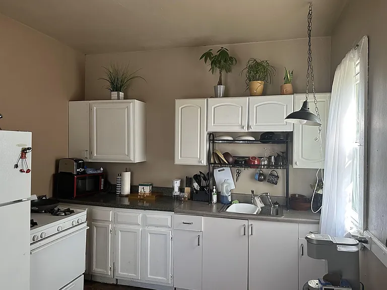 34 Grant Ave #2R — Photo 3