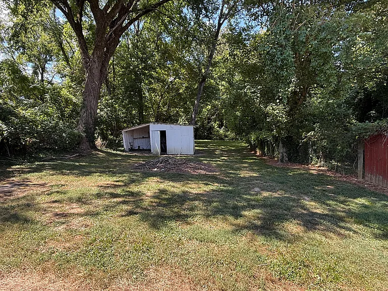 106 E Frazier Ave — Photo 3
