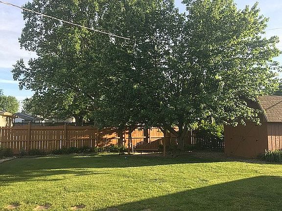 4th image of 906 Maple Dr