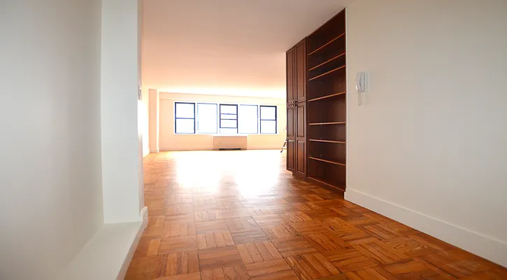 Rented by Manhattan Realty Group | media 20